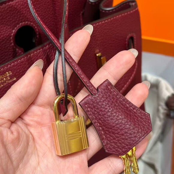 Classic Hermes Bag: A Stylish and Versatile Choice for Elegance - Picture 6 of 6